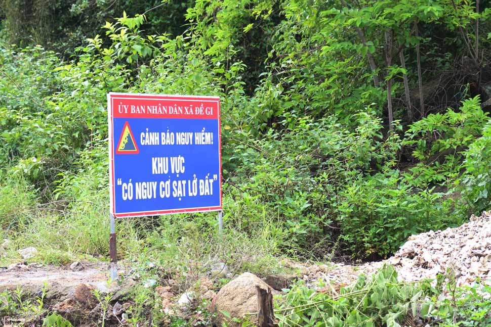 Xa De Gi canh bao nguy co sat lo dat tai khu vuc Nui Ganh. Anh: Ngoc Minh
