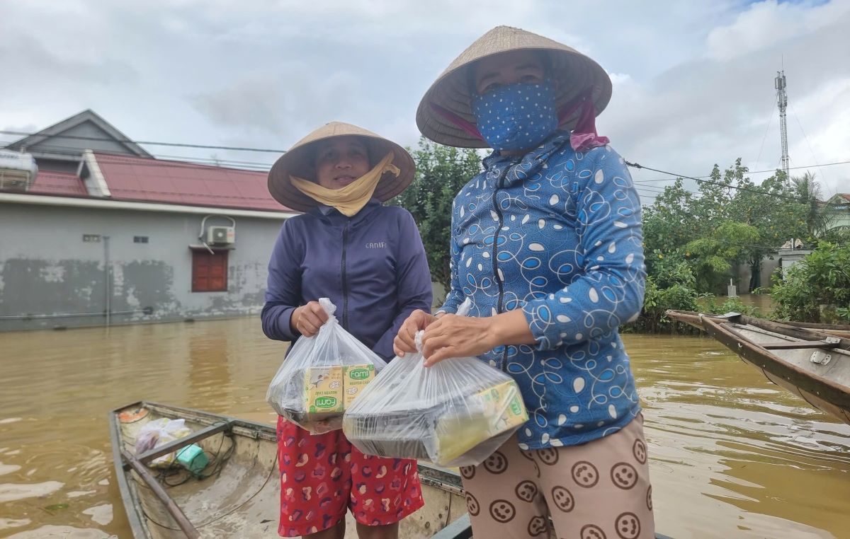 Nguoi dan vung cang duoc nhan com mien phi cua doan thien nguyen. Anh: Hung Tho