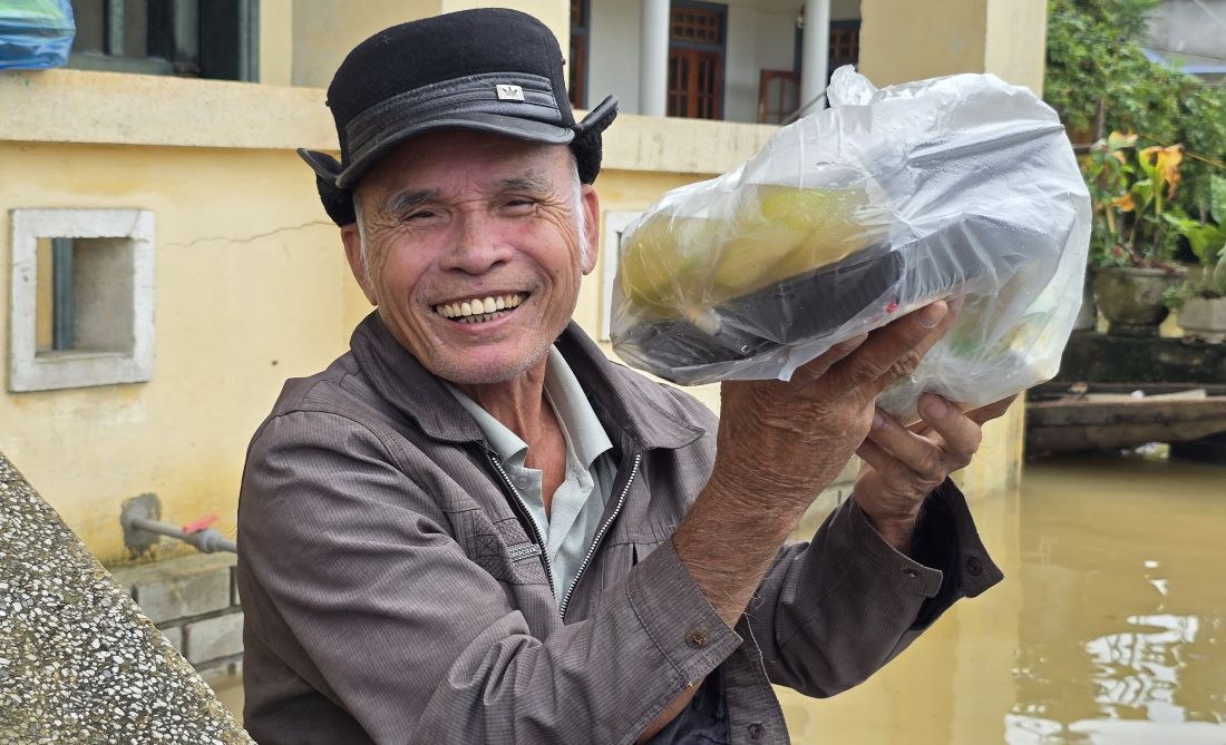 Ong Hong vui mung khi nhan duoc suat com tu thien trong nhung ngay bi nuoc lu co lap. Anh: Hung Tho