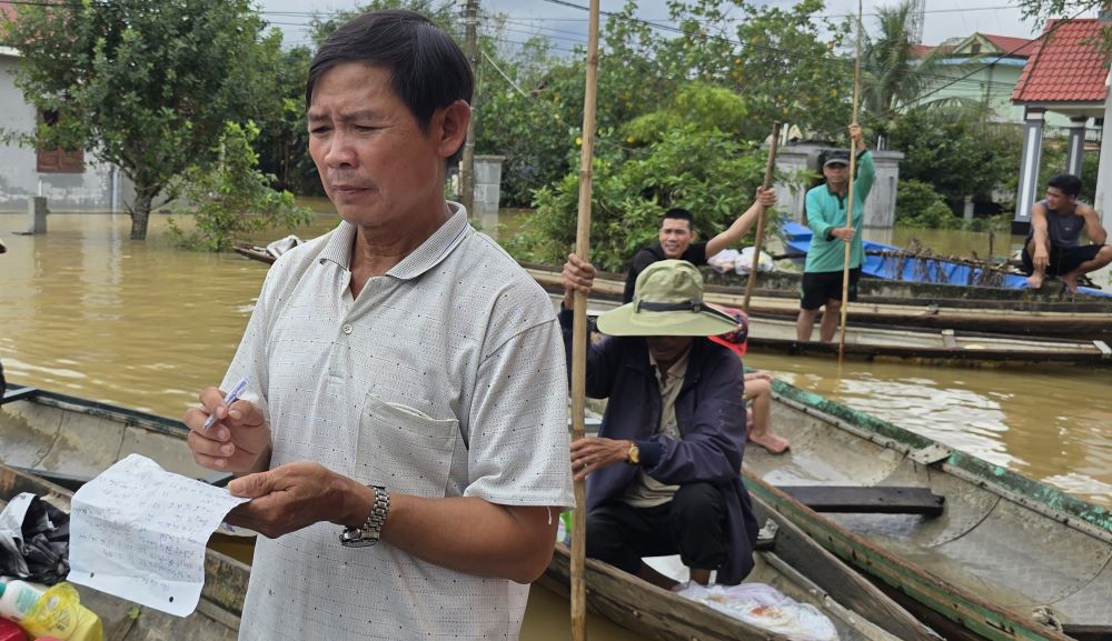 Ong Cai Van Thoi – truong khu vuc cang An Tho len danh sach nguoi nhan com cua doan tu thien. Anh: Hung Tho