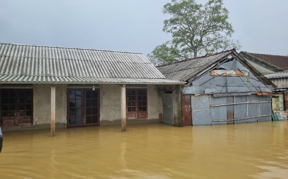 Nuoc lu dang cao, nha nguoi dan o cang An Tho bi ngap sau trong nuoc 10 ngay nay. Anh: Hung Tho