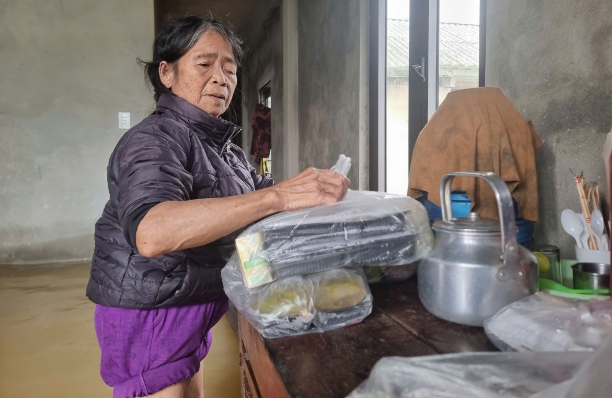 Nha ba Lien bi ngap sau, phai di chuyen qua nha con de tranh lu, nhung nha nay cung ngap trong nuoc. Anh: Hung Tho