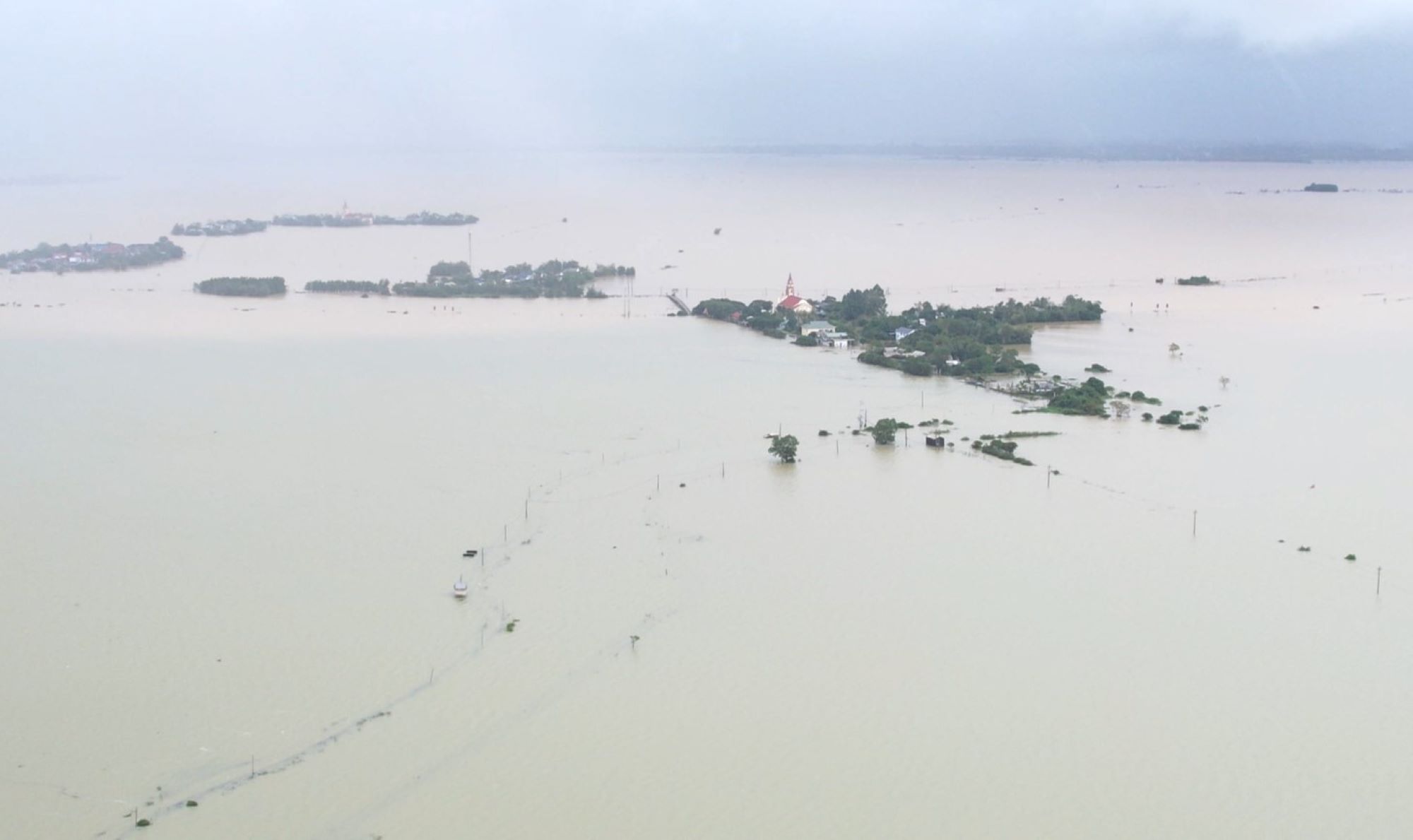 Vang cang nhu oc dao, bi nuoc lu bao vay 10 ngay nay. Anh: Hung Tho