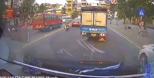 Clip of a passenger bus driving in the wrong lane in Hung Yen, traffic police quickly took action. Photo: Traffic Police Department