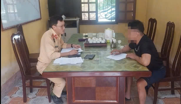 Tai xe xe khach bi tru diem GPLX vi lai nguoc chieu tai Hung Yen