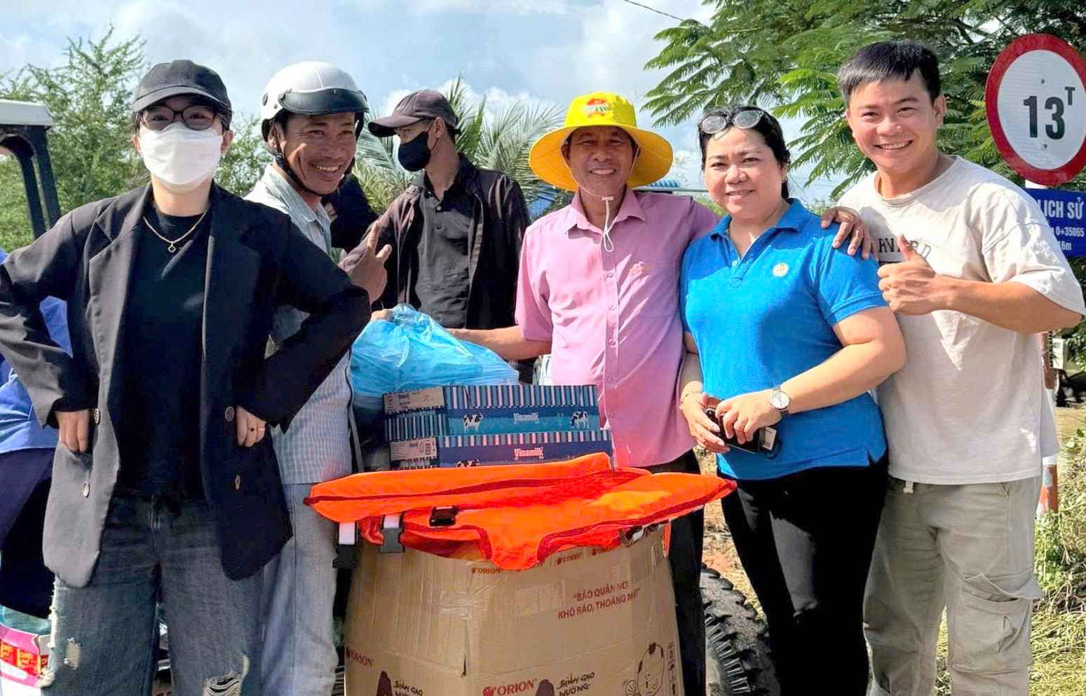 ハムタン区労働組合の職員や慈善活動家らは、洪水で浸水した人々に救援物資を提供するために物資を輸送した。写真: フック・カーン