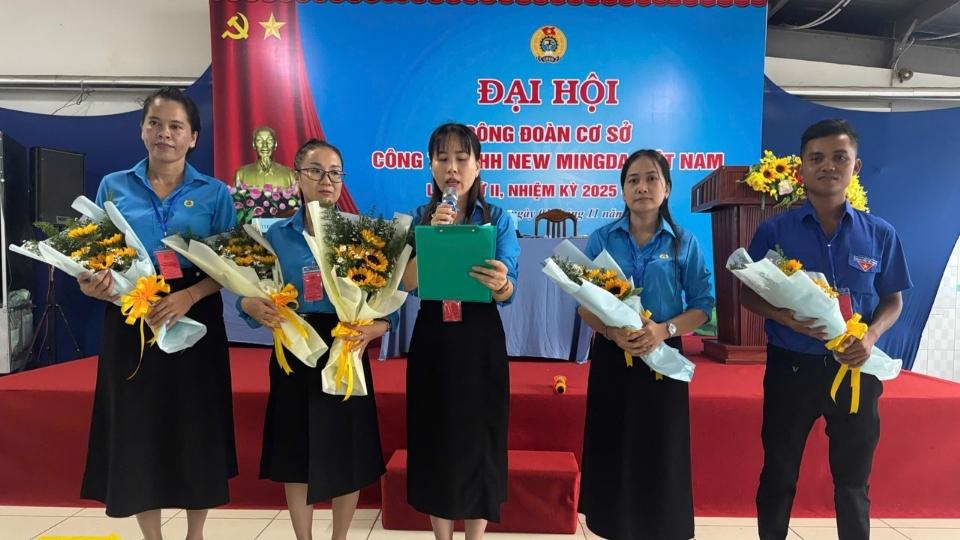 The Executive Committee of the Trade Union of New Mingda Vietnam Co., Ltd. for the 2025-2030 term was introduced and assigned tasks at the Congress. Photo: Thanh Dung