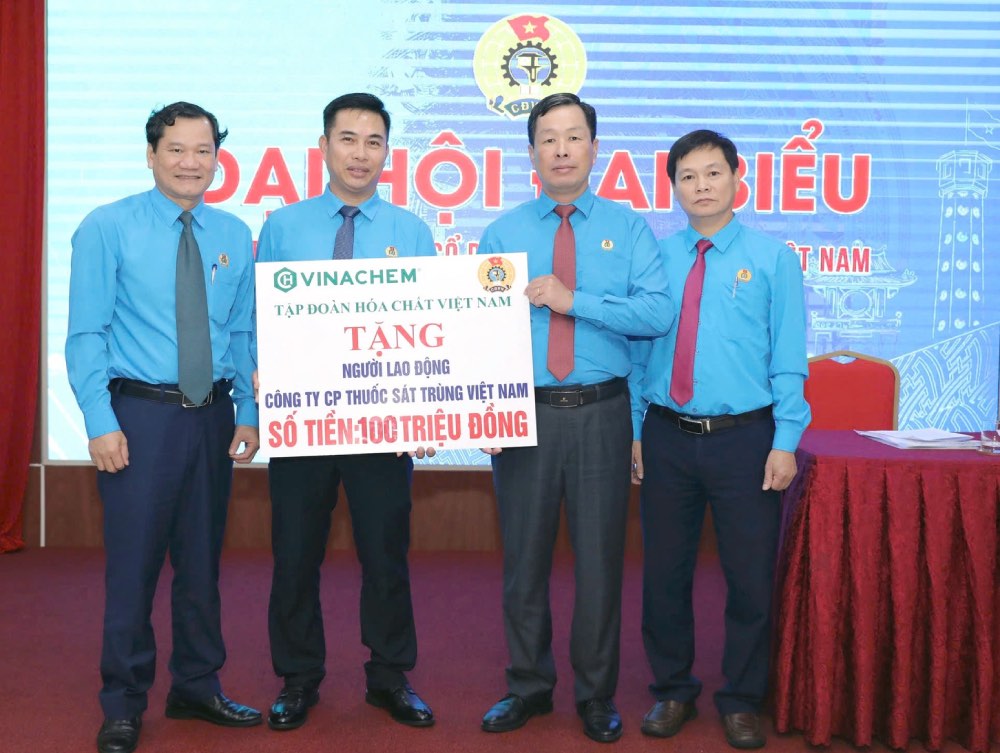Mr. Nguyen Huy Thong, Chairman of the Vietnam Chemical Industry Trade Union (2nd from right) presented 100 million VND to support 44 workers affected by storms and floods. Photo: Xuan Tung