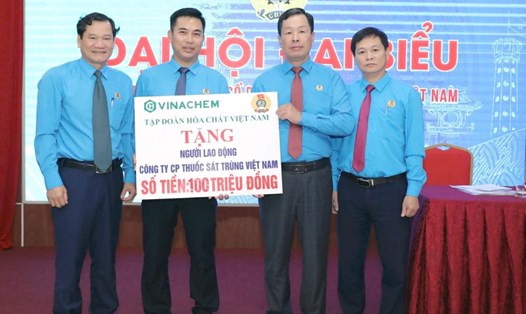 Ông Nguyễn Huy Thông, Chủ tịch Công đoàn Công nghiệp Hóa chất Việt Nam (thứ 2 từ phải sang) trao 100 triệu đồng hỗ trợ 44 người lao động bị thiệt hại do bão lũ. Ảnh: Xuân Tùng