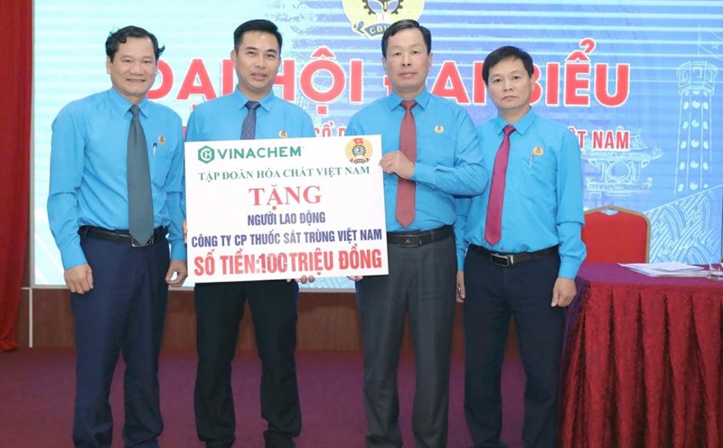 Mr. Nguyen Huy Thong, Chairman of the Vietnam Chemical Industry Trade Union (2nd from right) presented 100 million VND to support 44 workers affected by storms and floods. Photo: Xuan Tung