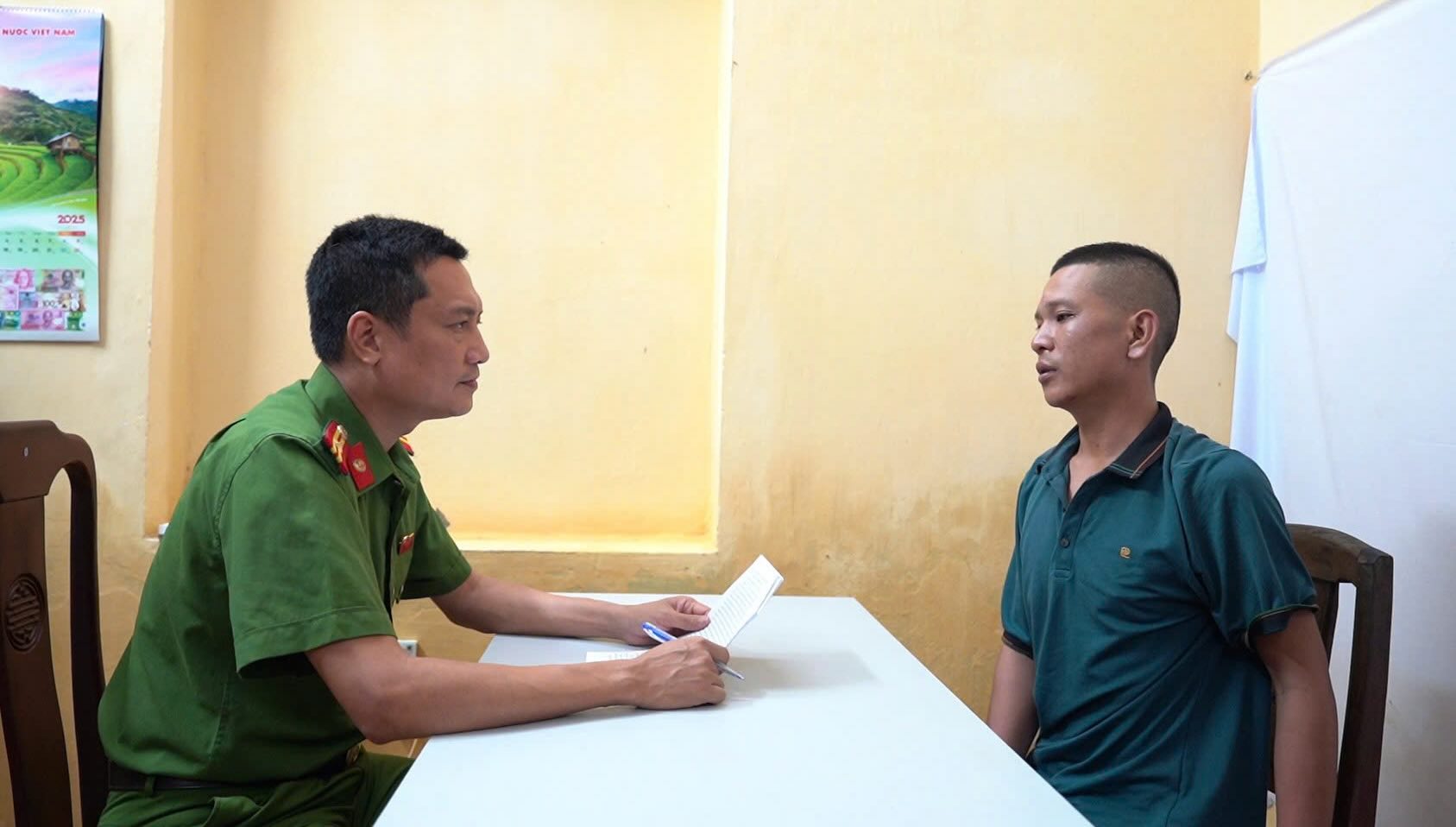 Công an làm việc với đối tượng hành hung, chống người thi hành công vụ. Ảnh: T. Hồng.