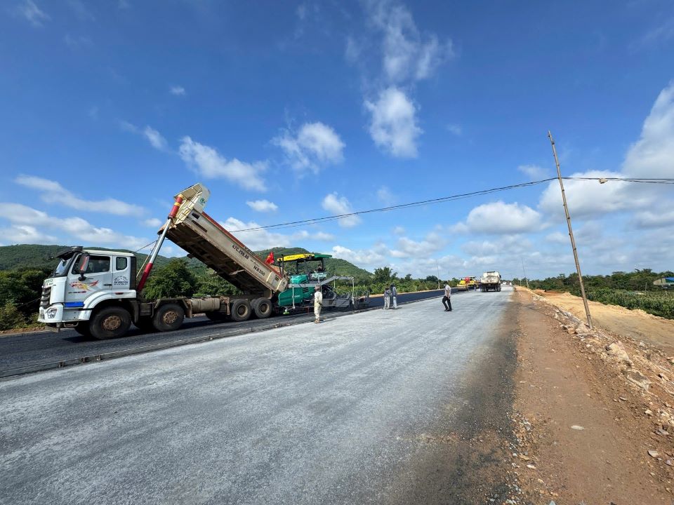 Functional sectors, departments, and localities in Dak Lak province are accelerating the implementation of solutions for disbursing public investment capital. Photo: Bao Lam