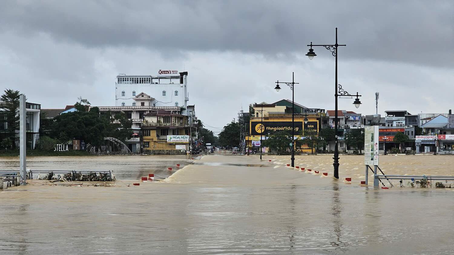 Hue forecasts continued heavy rain, in Dap Da, there were overflow, and authorities fenced off roads to ensure people's safety. Photo: Phuc Dat.