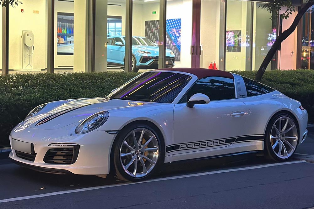 El Porsche 911 Targa 4S 991.2 blanco con capo rojo extremadamente raro aparece en el concesionario Lamborghini en Ciudad Ho Chi Minh. Foto: Ngoc Diep