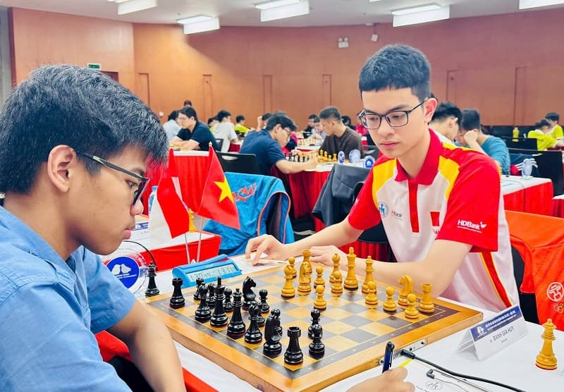 Bang Gia Huy and his senior Le Quang Liem have a place to participate in the 2025 World Cup in India. Photo: Bui Vinh