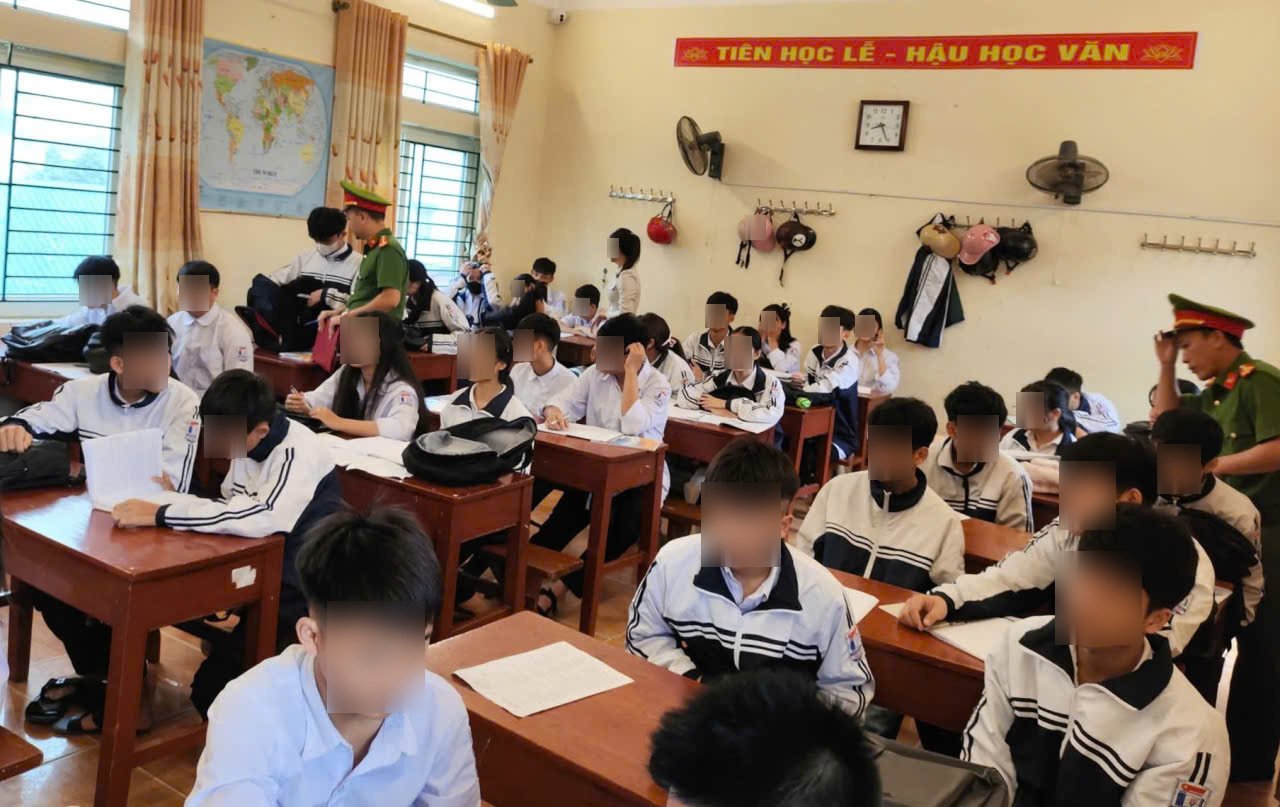 校内暴力を防ぐため、イェンソン区警察はタムディエップ職業教育・継続教育センターで生徒の学用品を検査した。写真: グエン・チュオン