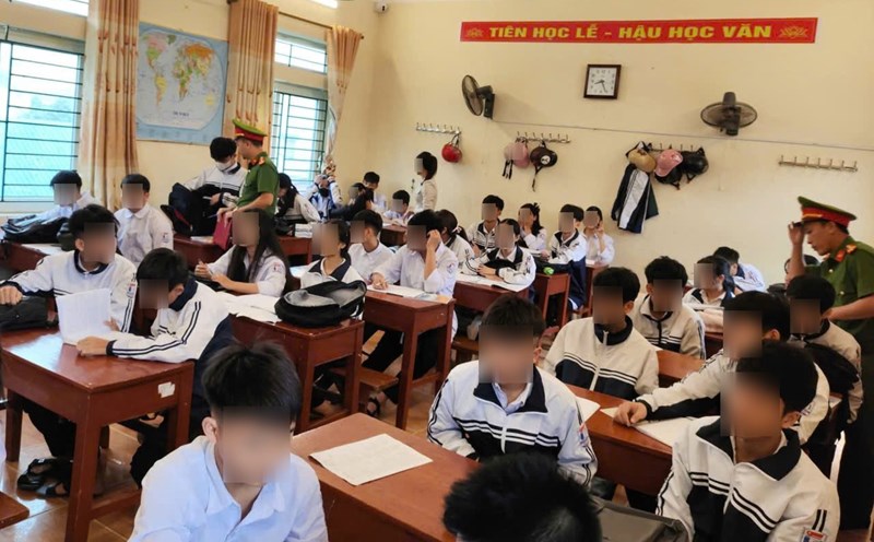 In order to prevent school violence, Yen Son Ward Police have inspected students' school supplies at the Tam Diep Vocational Education - Continuing Education Center. Photo: Nguyen Truong