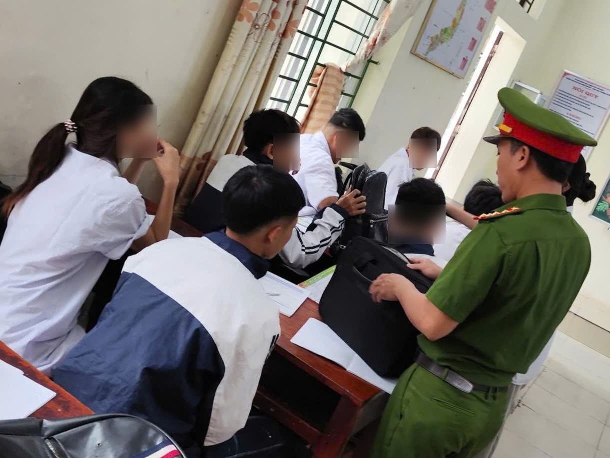 Cong an phuong Yen Son kiem tra do dung cua tat ca cac hoc vien tai Trung tam Giao duc nghe nghiep - Giao duc thuong xuyen Tam Diep. Anh: Nguyen Truong