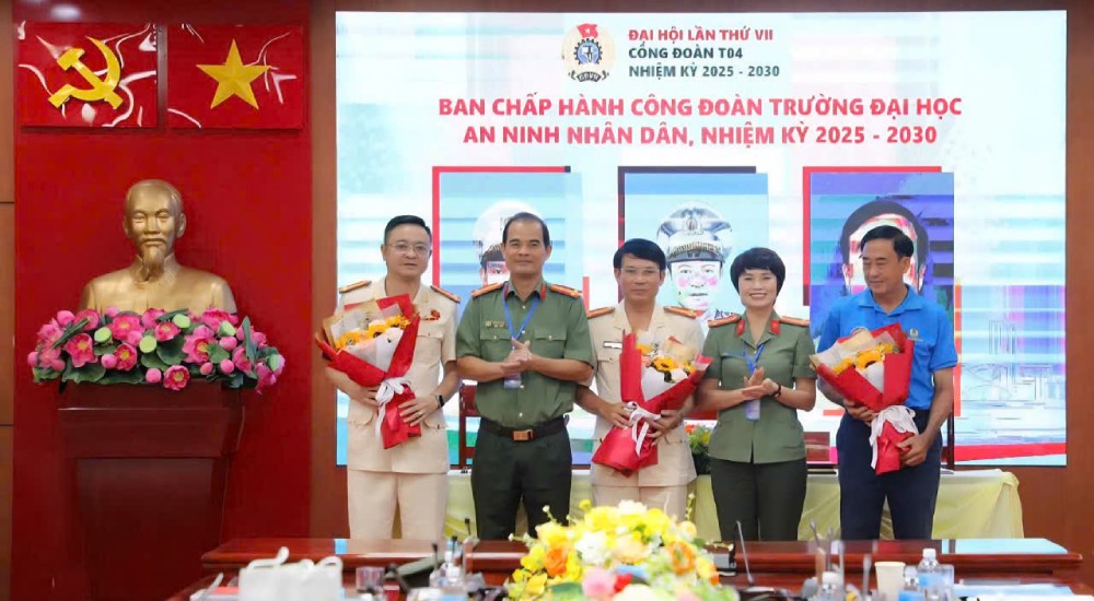 The Executive Committee of the ANND University Trade Union for the 2025-2030 term launched the congress. Photo: Quang Huy