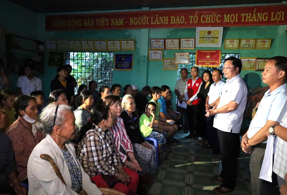 ダナン市のベトナム祖国戦線委員会常任委員会が訪問し、贈り物を贈り、洪水の影響を克服するよう人々を激励した。写真: ダナン中国戦線