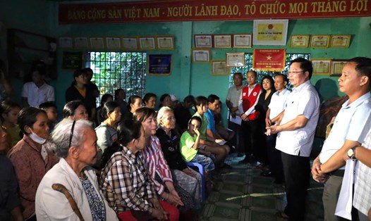 Ban Thường trực Ủy ban MTTQ Việt Nam thành phố Đà Nẵng đến thăm, tặng quà và động viên người dân khắc phục hậu quả mưa lũ. Ảnh: Mặt trận TQVN Đà Nẵng