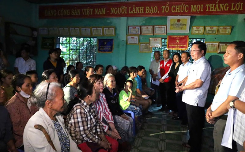 The Standing Committee of the Vietnam Fatherland Front Committee of Da Nang City visited, presented gifts and encouraged people to overcome the consequences of floods. Photo: Vietnam Fatherland Front of Da Nang