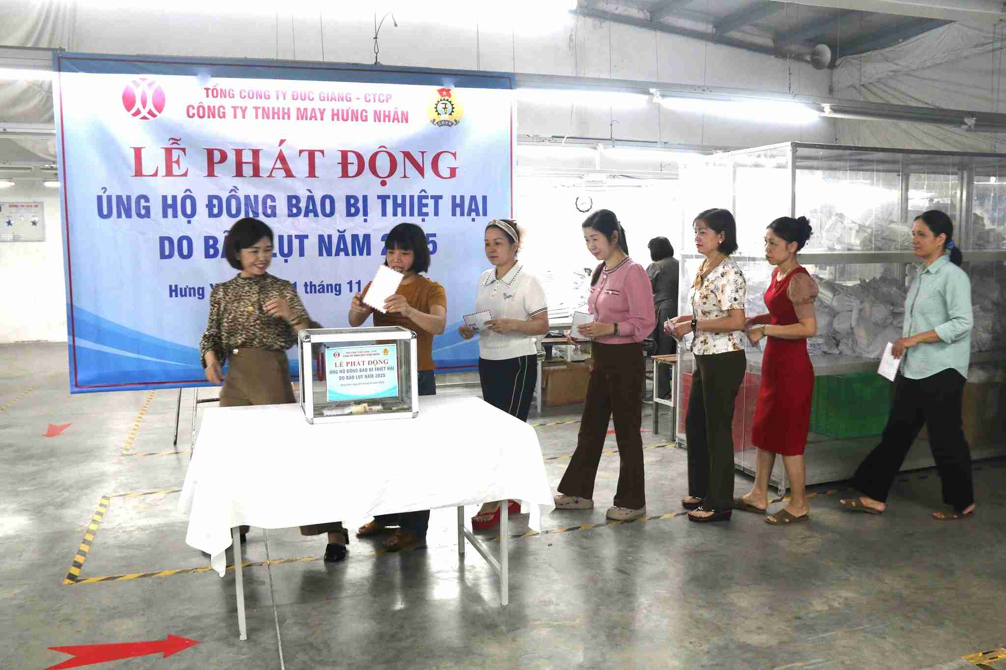 寄付金はワーカーズコレクティブによって洪水地域に送られた。写真: Hung Nhan Garment Company Limited