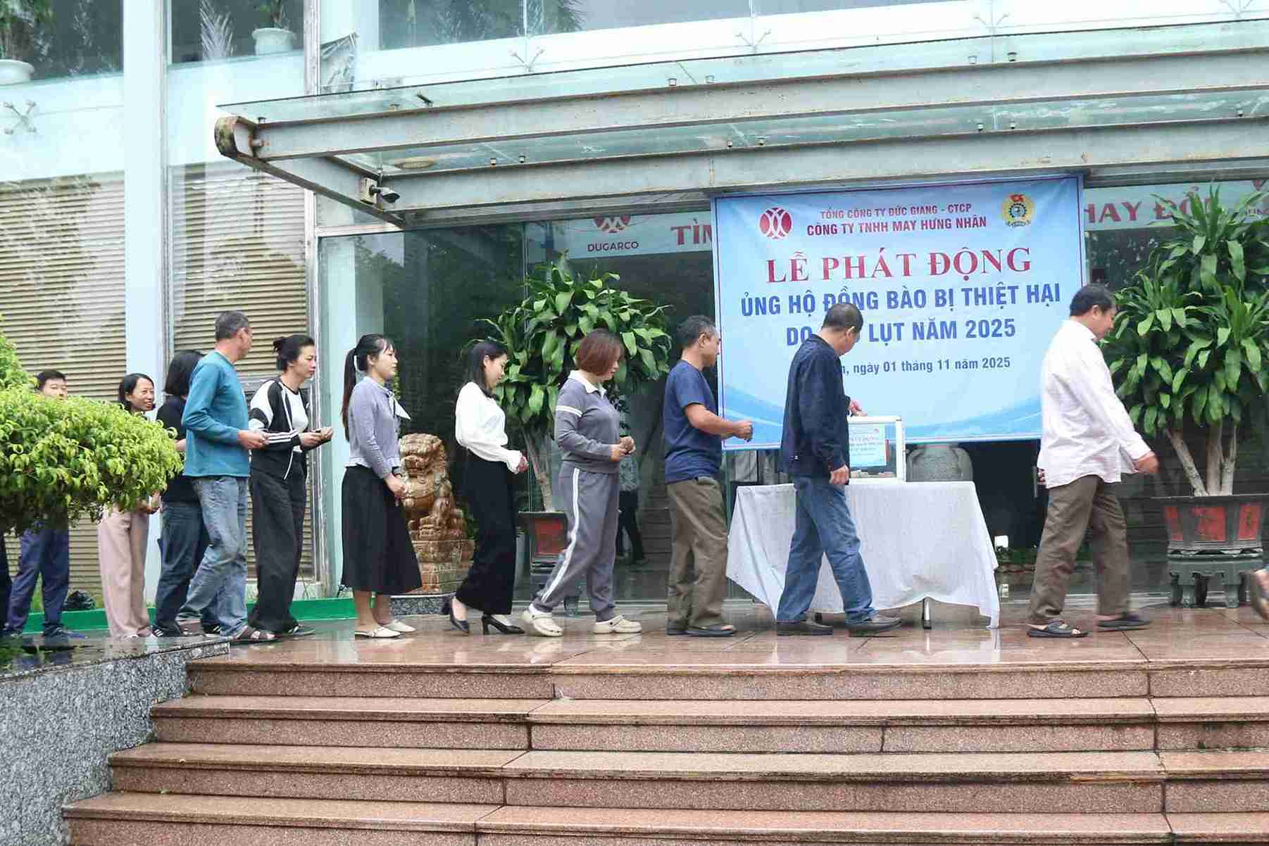 Can bo, cong nhan May Hung Nhan chung tay vi dong bao lu lut. Anh: Cong ty TNHH May Hung Nhan