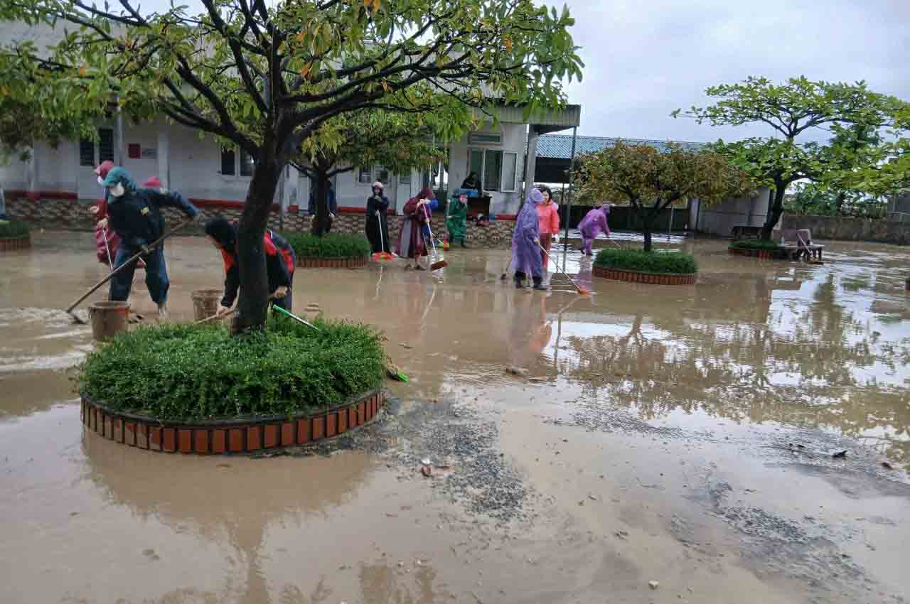 Clearing mud after floods at Ky Thinh Primary School in Vung Ang Ward. Photo: Hoang Anh.