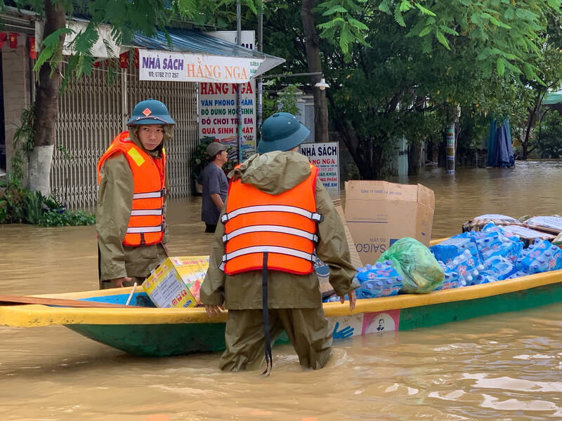 Da Nang City urgently has a plan to provide clean water and solutions for essential bridges for people in flooded areas. Photo: Thu Giang