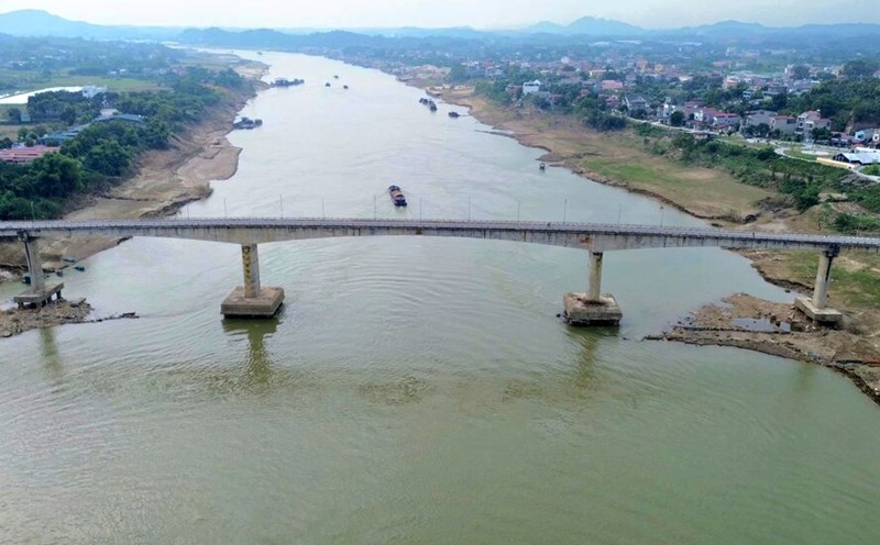 Cars are not allowed to travel through the Lo River bridge. Photo: To Cong.