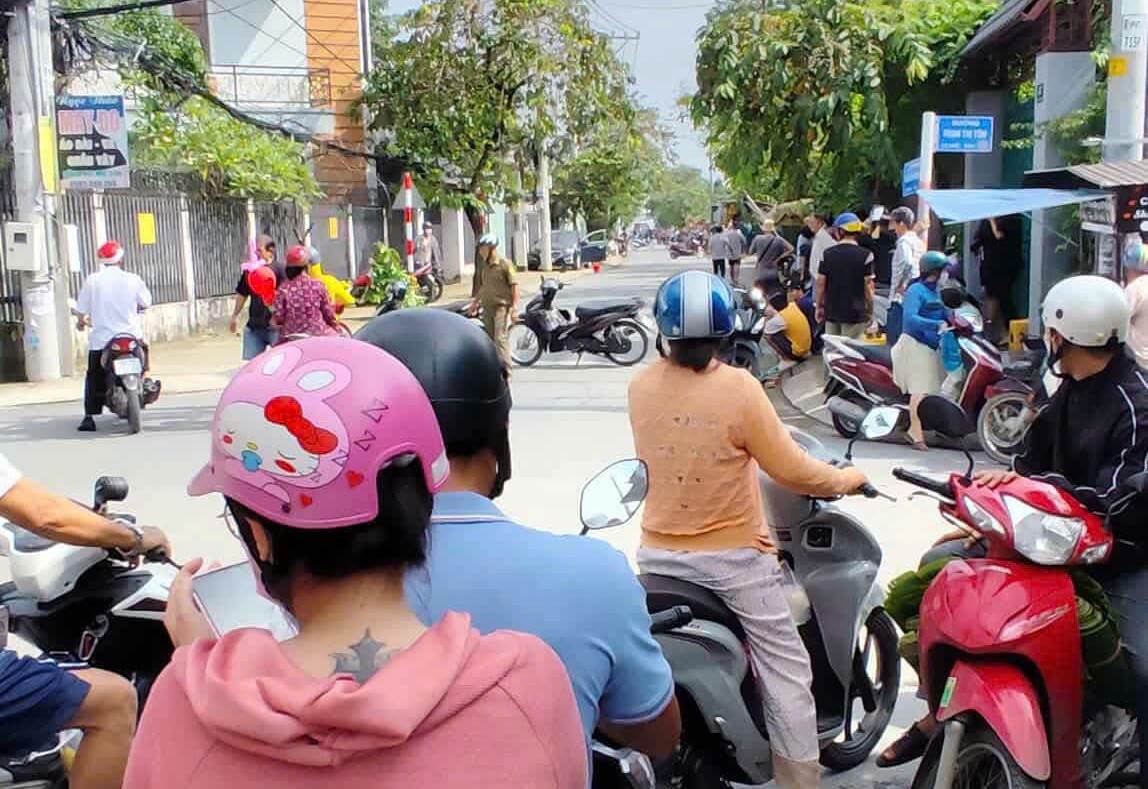 Hien truong vu thi the nu bi phan huy trong oto dang duoc phong toa de dieu tra. Anh: Dong Hoang