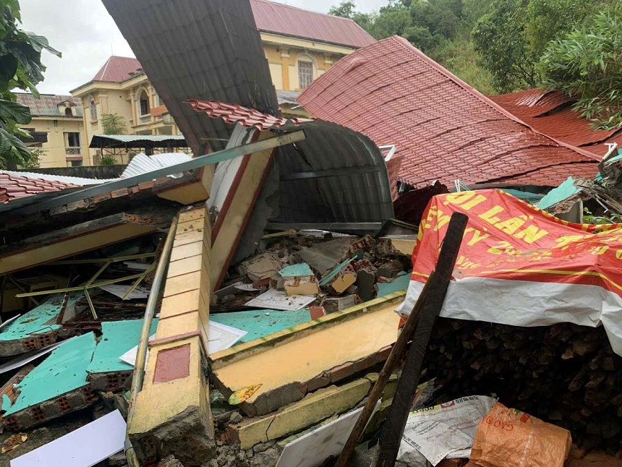 About 900m3 of landslides and rocks caused severe damage to the headquarters of the Political Training Center of Tay Tra district (old), Quang Ngai province. Photo: Tay Tra Commune People's Committee