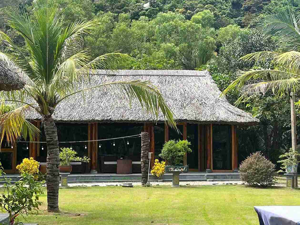 Mot cong trinh xay dung ben trong khu Son Dung Beach Resort. Anh: Huu Long