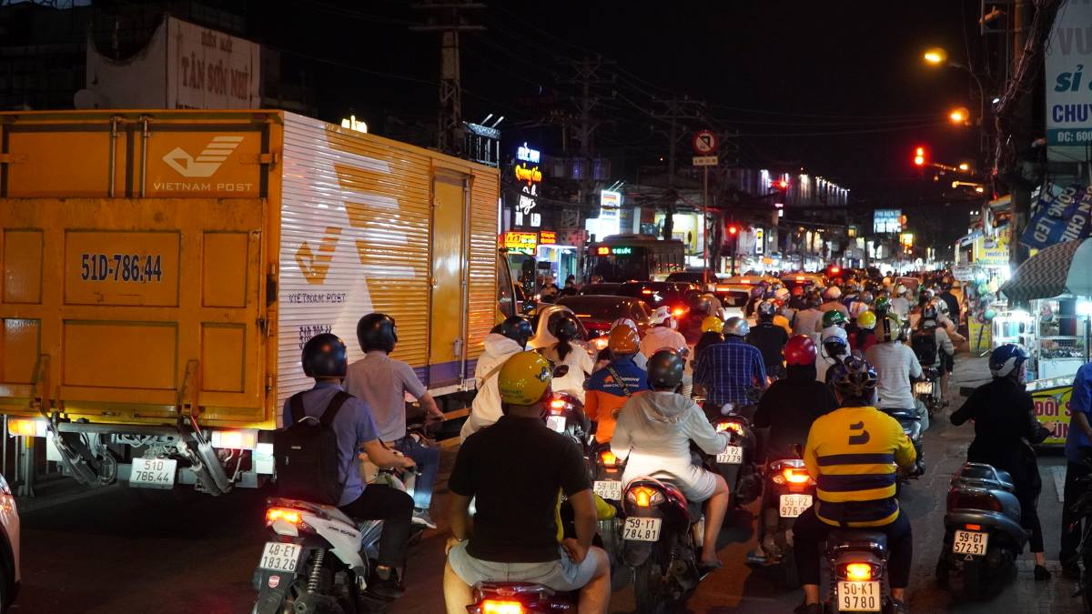 Ket xe ca ngay lan dem o duong Truong Chinh (doan Cong Hoa den Au Co).  Anh: Chan Phuc