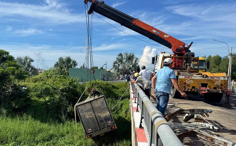 The Ministry of Construction has just responded to citizens about the regulations on transport business licenses. Photo: Duy Tuan