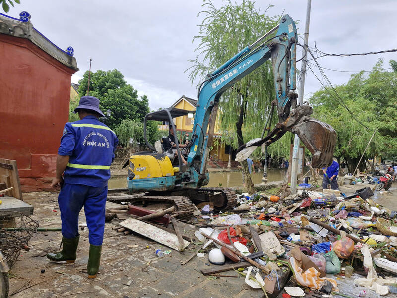 Cac don vi don rac thai, bun dat o Hoi An sau lu. Anh: Thu Giang