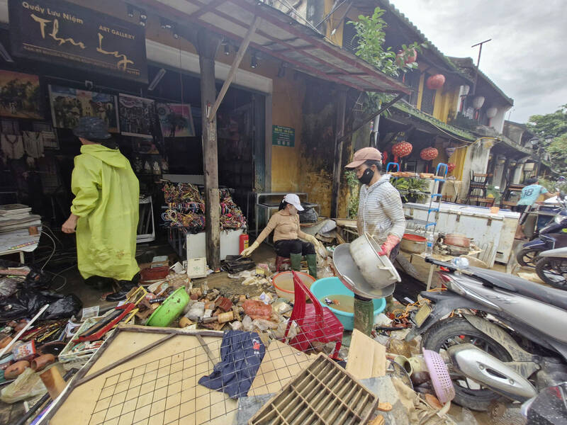 Tieu thuong pho co Hoi An don hang hoa sau lu. Anh: Thu Giang
