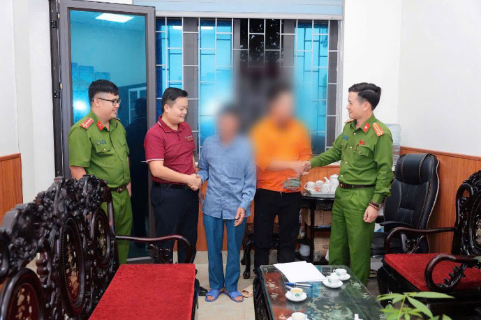 Công an xã Suối Hai (Hà Nội) phối hợp với Ngân hàng Agribank - chi nhánh Tản Lĩnh ngăn chặn vụ lừa đảo. Ảnh: Công an Hà Nội 