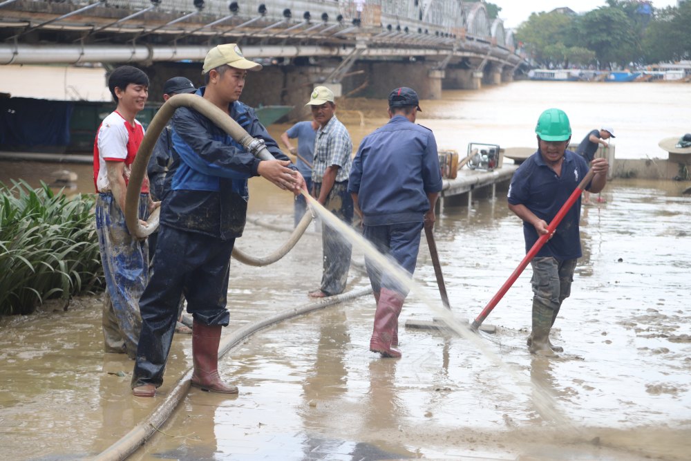 Using a large-capacity pump to loosen mud and beautify Hue city after the flood. Photo: Nguyen Luan