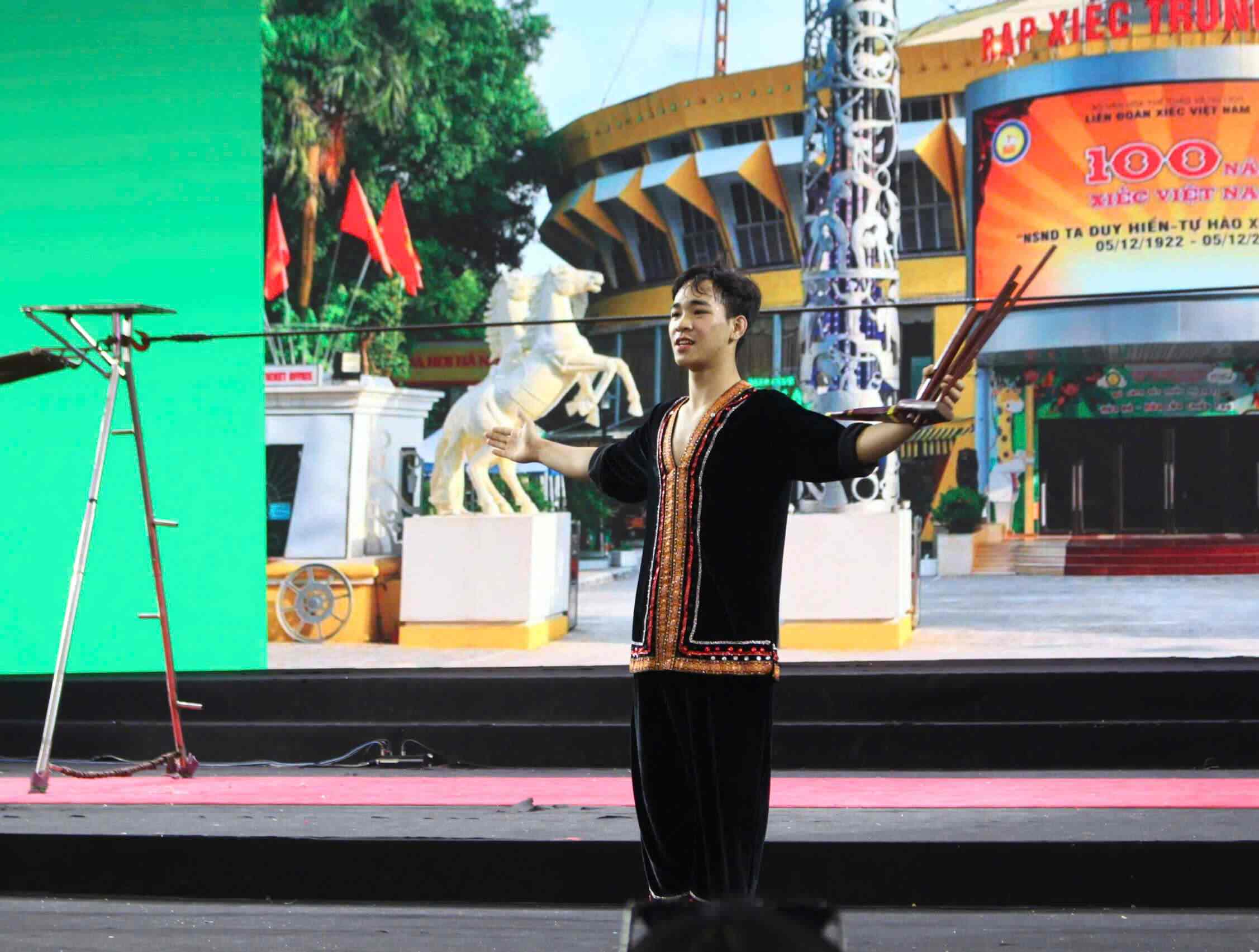 Khong chi dung lai o viec bieu dien, cac nghe si con lan toa nghe thuat xiec qua nhung man bieu dien ngau hung, giao luu sinh dong voi nguoi dan va du khach.