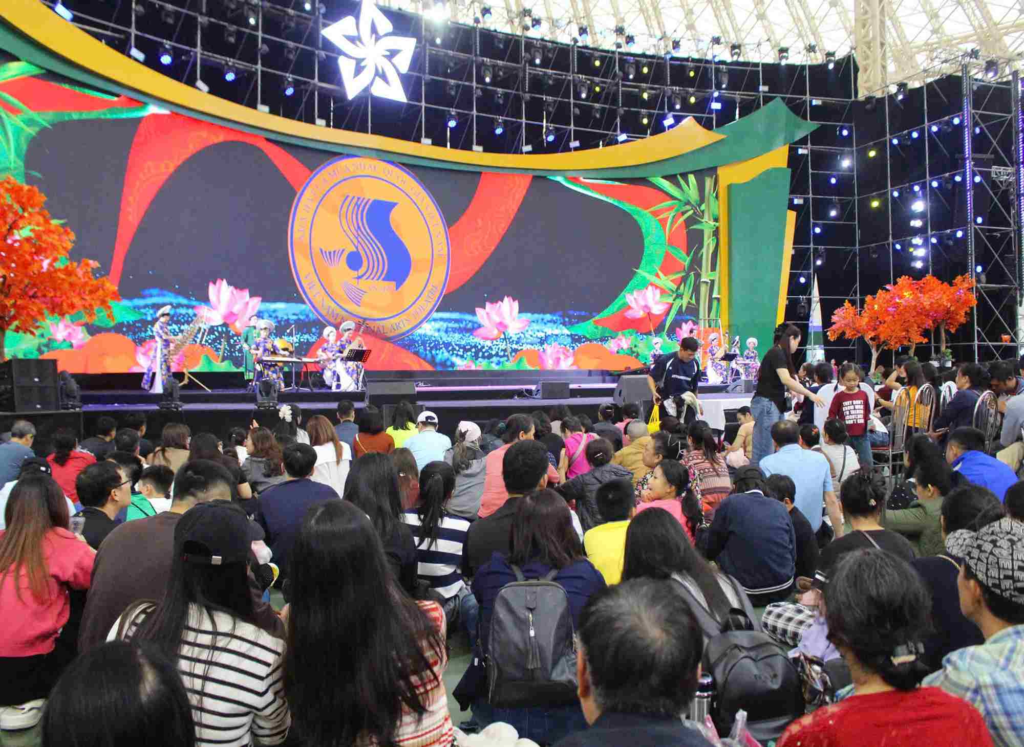 Hoi cho mua thu 2025 duoc to chuc da dem den khong gian trai nghiem am thuc ba mien, hang nghin gian hang mua sam hap dan cho nguoi dan va du khach Thu do. Ben canh do, tai hoi cho con co chuong trinh nhac hoi, van nghe, trai nghiem van hoa nghe thuat dac sac.