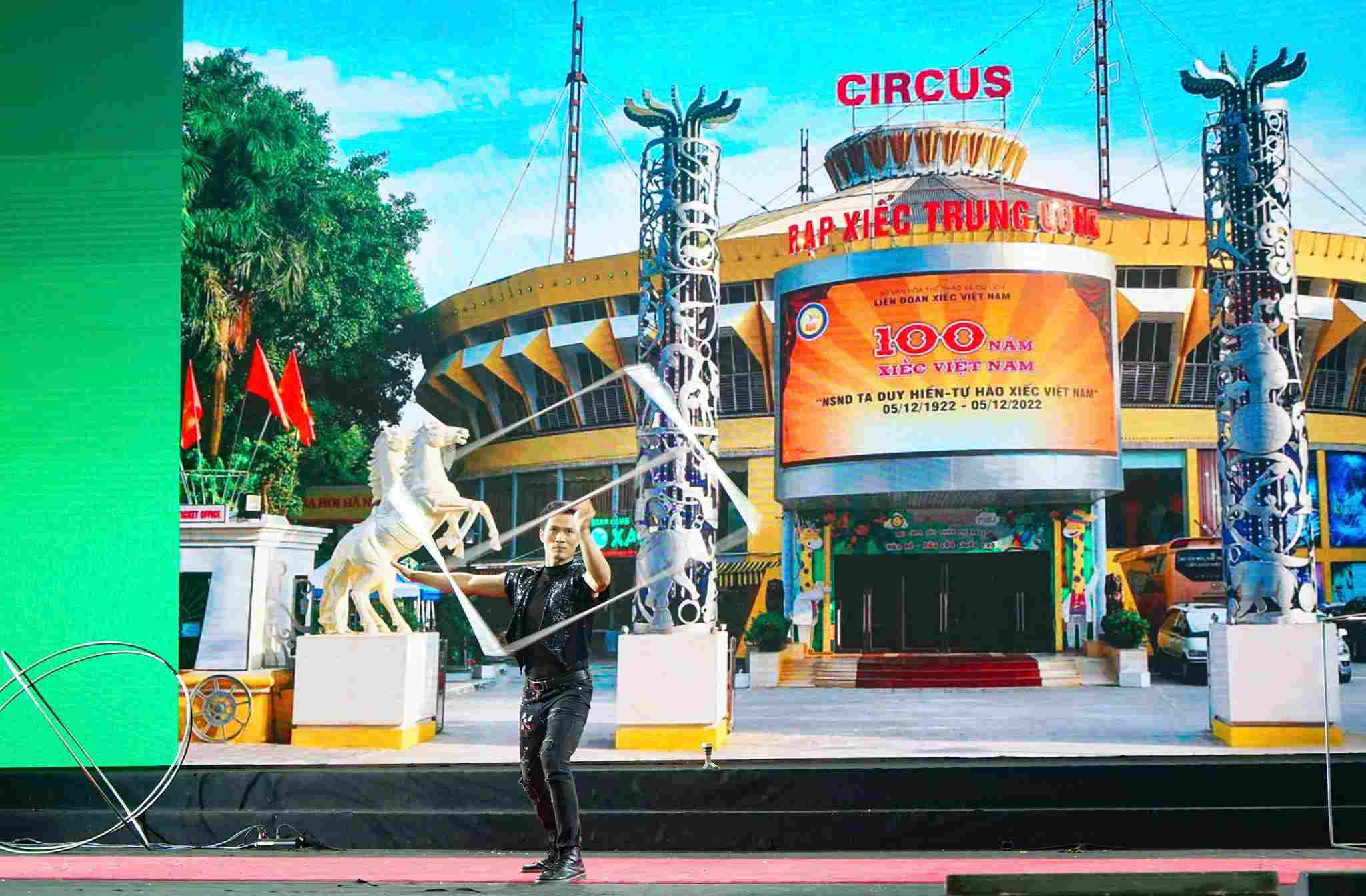 Tiet muc xiec “Quay khung nghe thuat” cua nghe si Duc Thanh. Day la tiet muc vua duoc nghe si luu dien thanh cong tai Nhat Ban, Dai Loan (Trung Quoc), Italia.