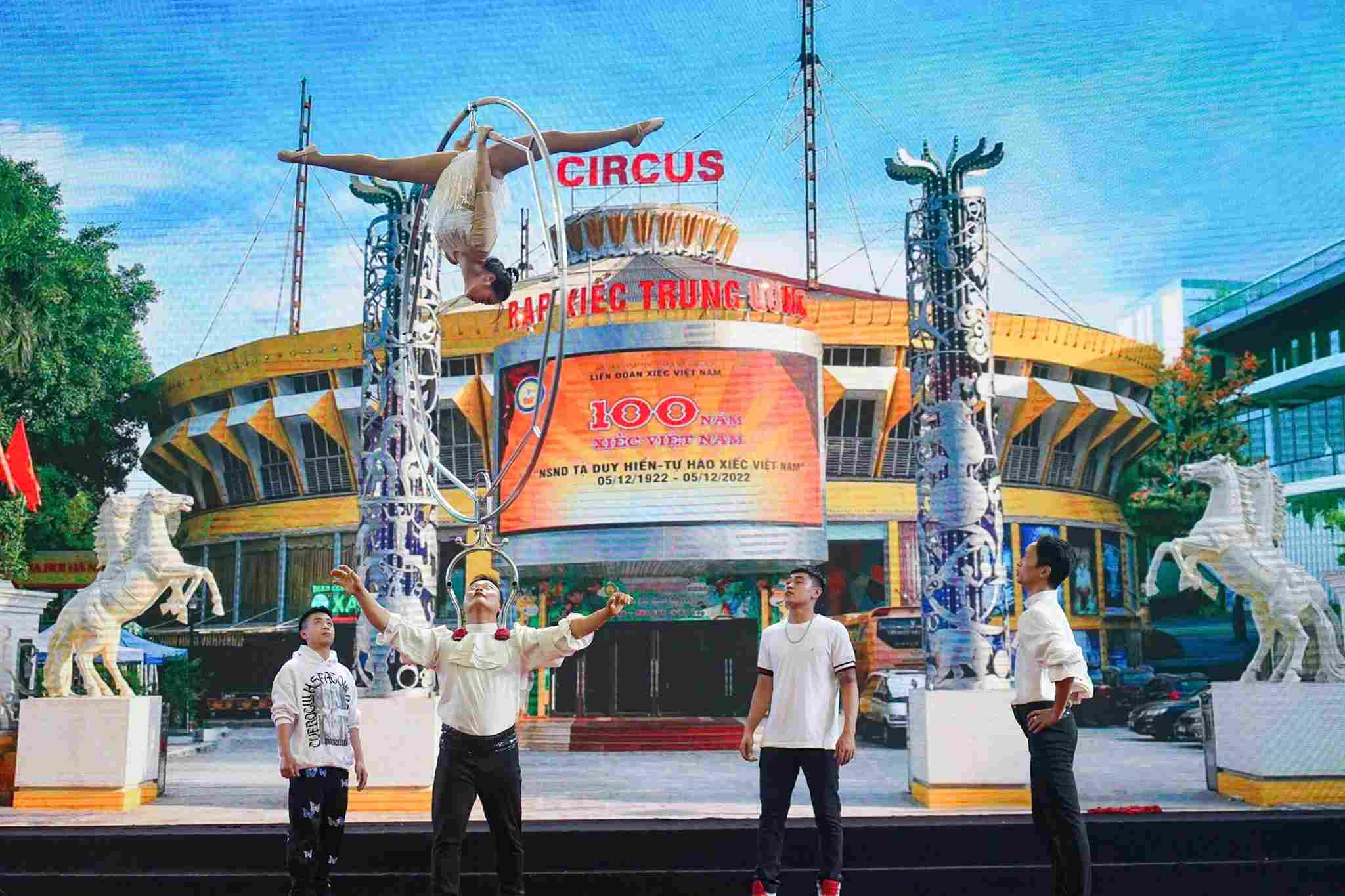 Trong do, Lien doan Xiec Viet Nam da mang den nhieu suat dien voi nhung man tung hung, thang bang day ki thuat va cam xuc, thu hut dong dao khan gia o moi lua tuoi.