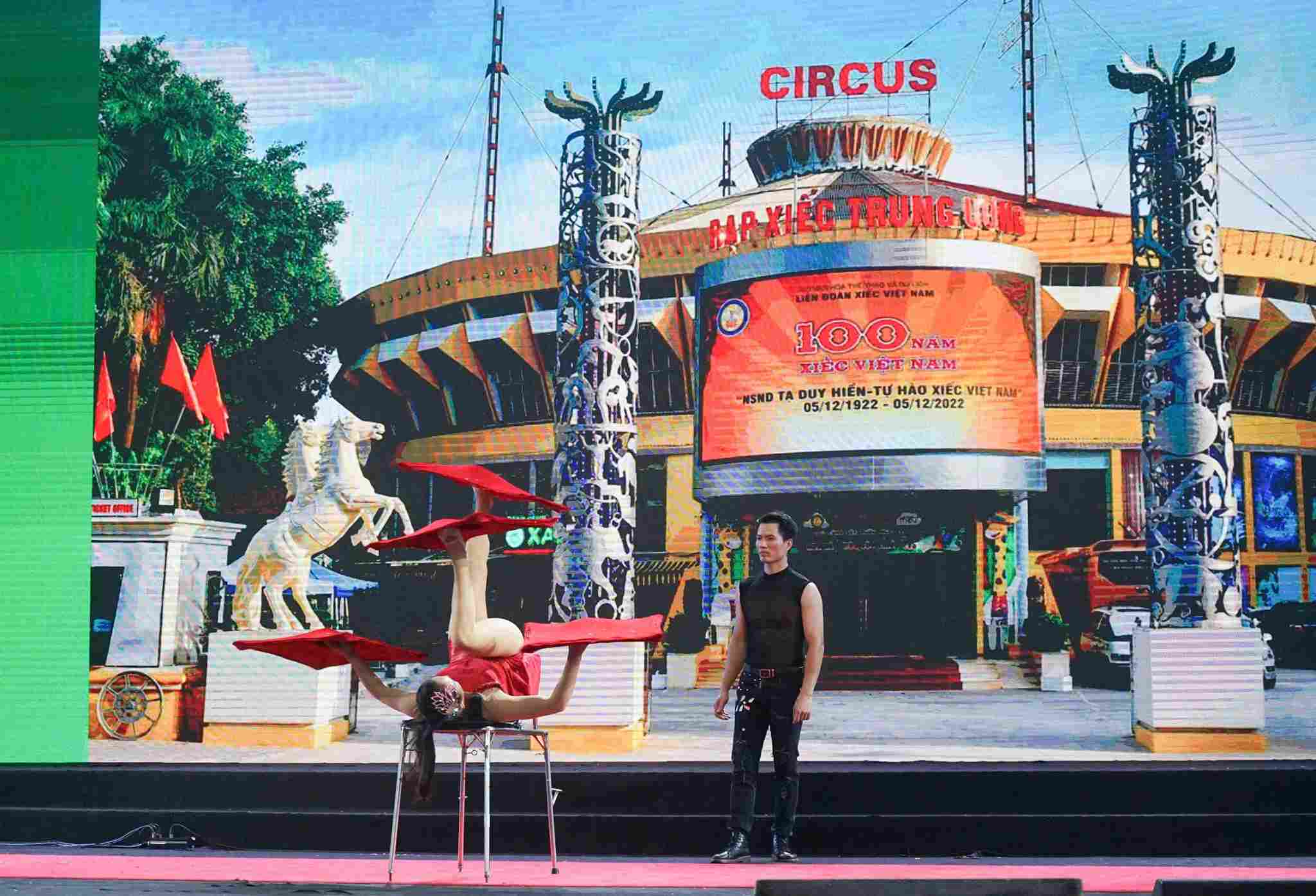 Cac tiet muc duoc dan dung cong phu, phong phu ve chu de mang den cam giac moi la, hap dan cho nguoi xem.