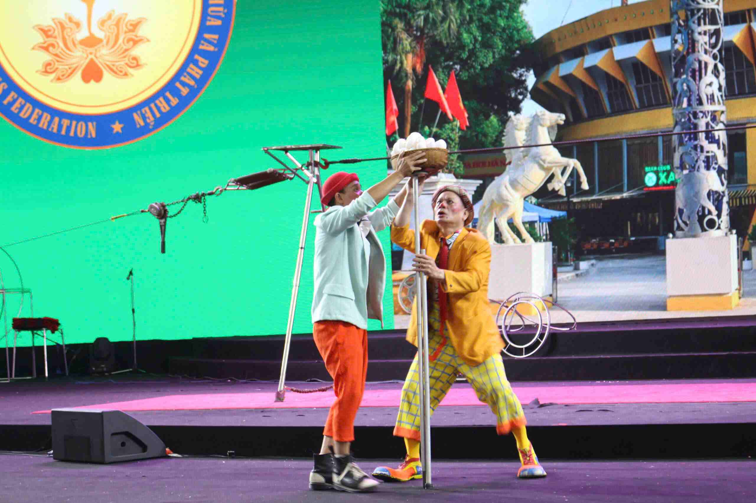 Moi dong tac, cu xoay, cu tung deu la ket tinh cua nam thang ren luyen miet mai va tinh yeu nghe chay bong cua cac nghe si. Khoanh khac cong chung vo tay rao rao mang den niem tu hao khi nghe thuat da cham den cong chung voi nhung nguoi lam nghe.