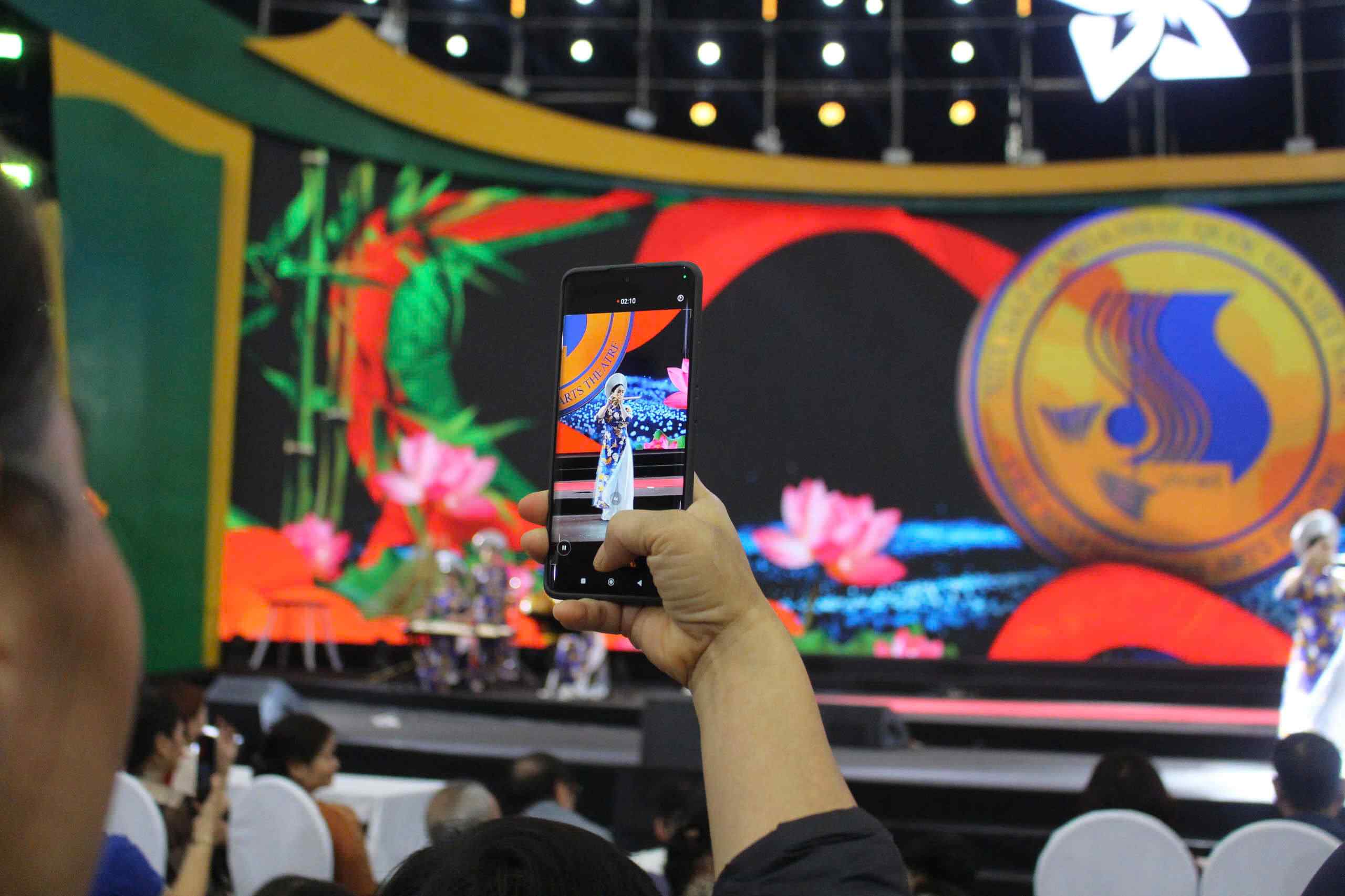 Tai Hoi cho Mua thu 2025, moi ngay se co cac chuong trinh bieu dien nghe thuat dac sac duoc dan dung chuyen nghiep, hua hen mang den cho khan gia trai nghiem nghe thuat tron ven, da giac quan. Hoi cho Mua thu 2025 dien ra tu nay den ngay 4.11.