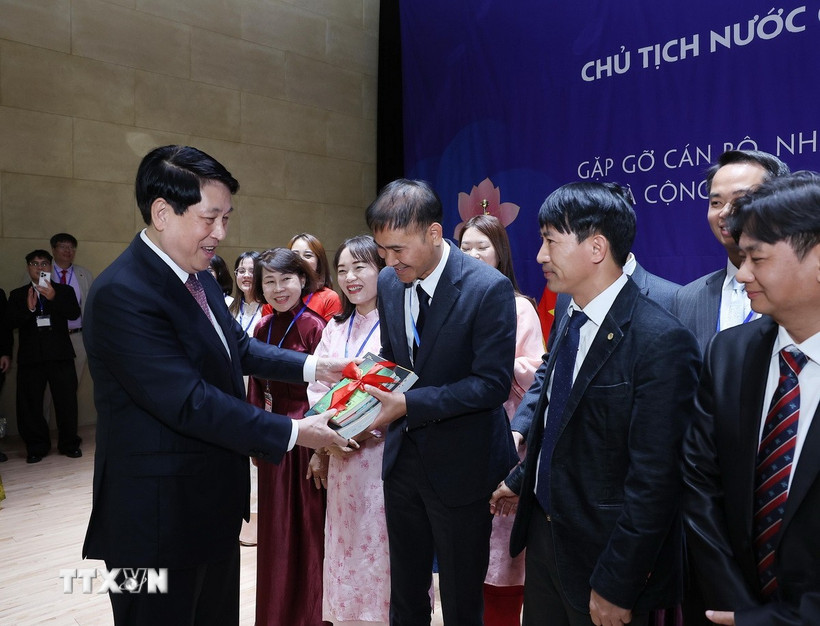 El miembro del Buro Politico y Presidente Luong Cuong entrega libros a representantes de la comunidad vietnamita en el sureste de Corea del Sur. Foto: TTXVN