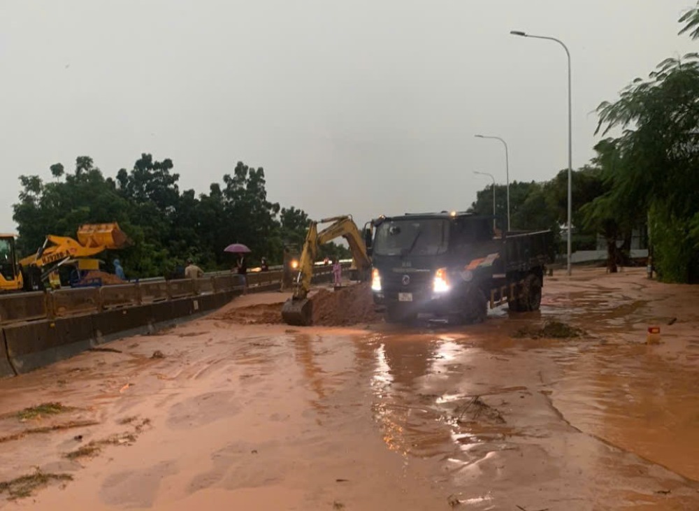 Xe muc, xe ben duoc huy dong den xu ly hien truong. Anh: Pham Duy