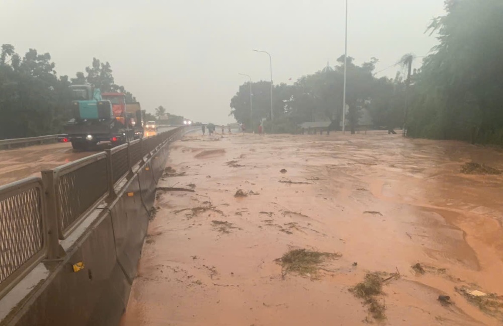 Lu cat do tran xuong phu kin mat duong Quoc lo 1. Anh: Pham Duy